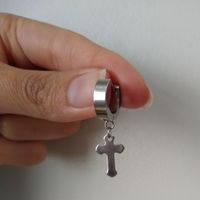 Arete piercing solitario colgante cruz plateado modelo ondeado