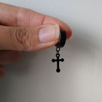 Arete piercing solitario colgante cruz negro modelo delgado