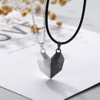 Collar doble corazón plateado con negro con imán para parejas
