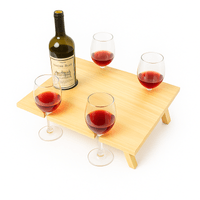 MESA DE PICNIC PLEGABLE PARA VINO CON SOPORTE PARA 4 COPAS Y 1 BOTELLA – MADERA DE PINO BARNIZADA