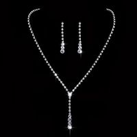 Set collar y aretes plateados elegantes cristal