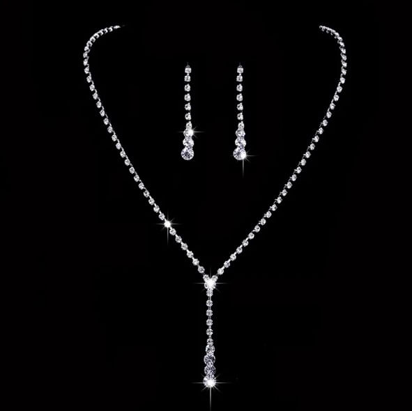 Set collar y aretes plateados elegantes cristal