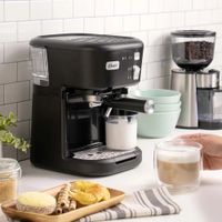 Cafetera Oster para Espresso y Capuccino BVSTEM5501B Negro (MUNDO ELECTRONICO)