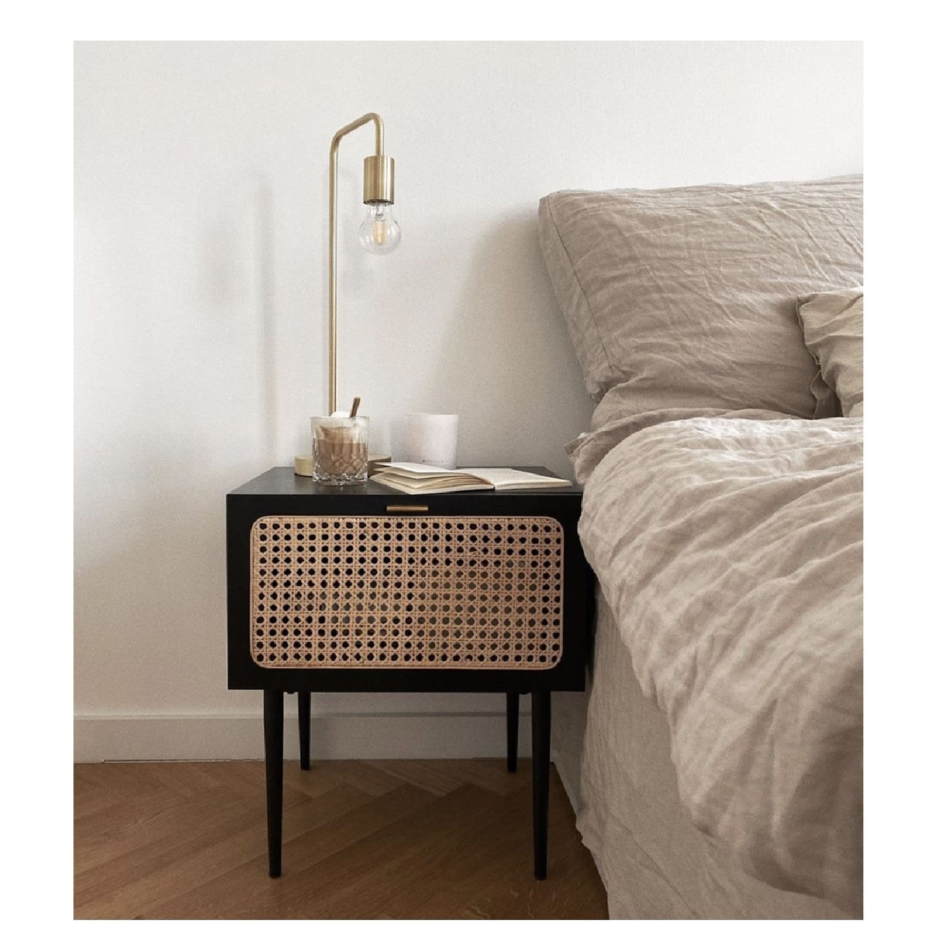 Mesa de Noche Clásica con Ratán Ivonne color Negro 1 puerta TU MESITA