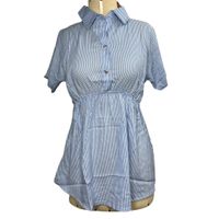 Blusa de tela con cuello de vestir con pita atrás de rayas s/m celeste
