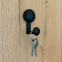 Colgador negro mate para entrada de departamento Más Casa Perú