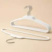 Set de 5 Colgadores de Ropa Yomh