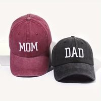 Set x 2 gorras estilo vintage diseño bordado revelación mamá y papá Mom & Dad negro y borgoña