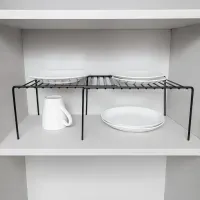 Organizador extensible negro para tazas en mueble alto de cocina Más Casa Perú