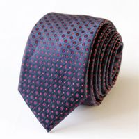corbata larga azul con puntos rojos