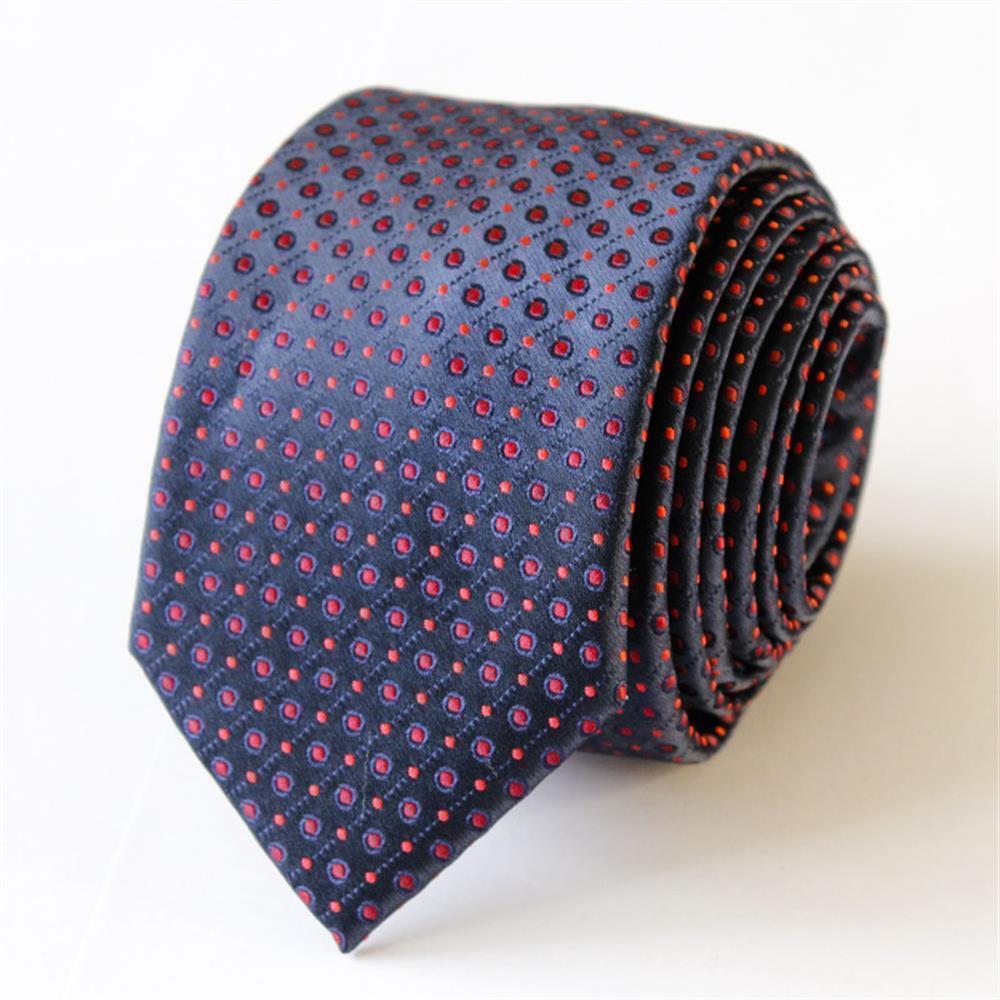 corbata larga azul con puntos rojos