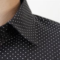 camisa sport 100% algodón negra con puntos blancos