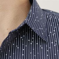 camisa sport 100% algodón azul con diseño de estrellas blancas